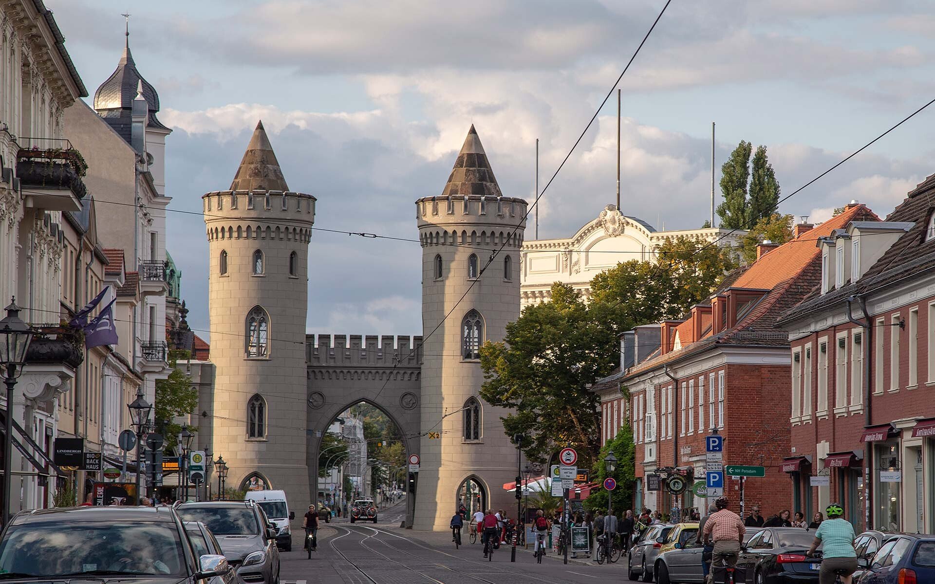 나우엔 문 (나우에너 토어)